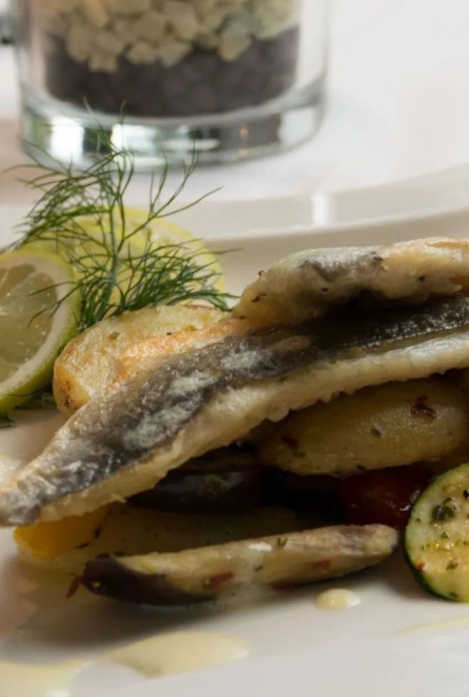 Frische Fischgerichte mit tagesaktuell frischem Fisch im Waldhaus am See - Gelsenkirchen. Bild zeigt eine Variation voon frischem Fisch, auf einem schöenn Teller angerichtet